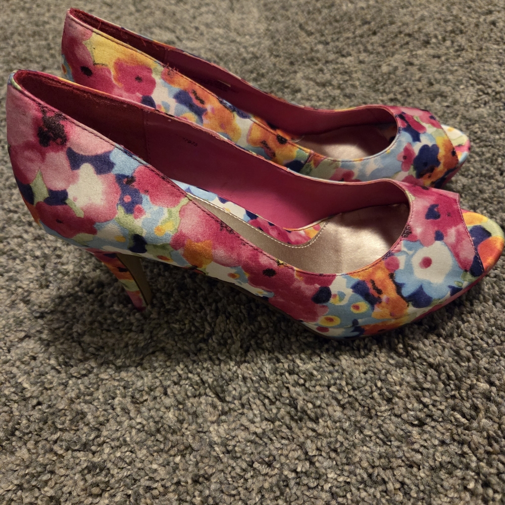 Coach and Four Women's Floral Pumps - Multicolor - Picture 4 of 5